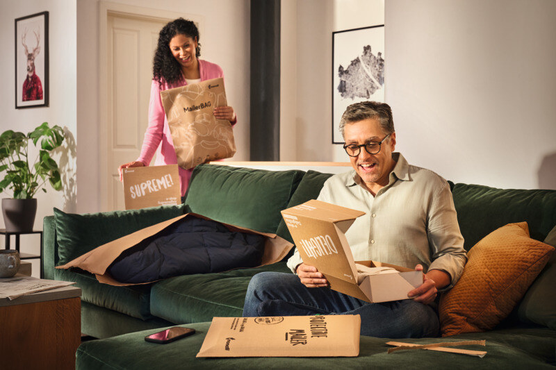 Two individuals in a sitting room surrounded by eCommerce packaging solutions by Mondi.